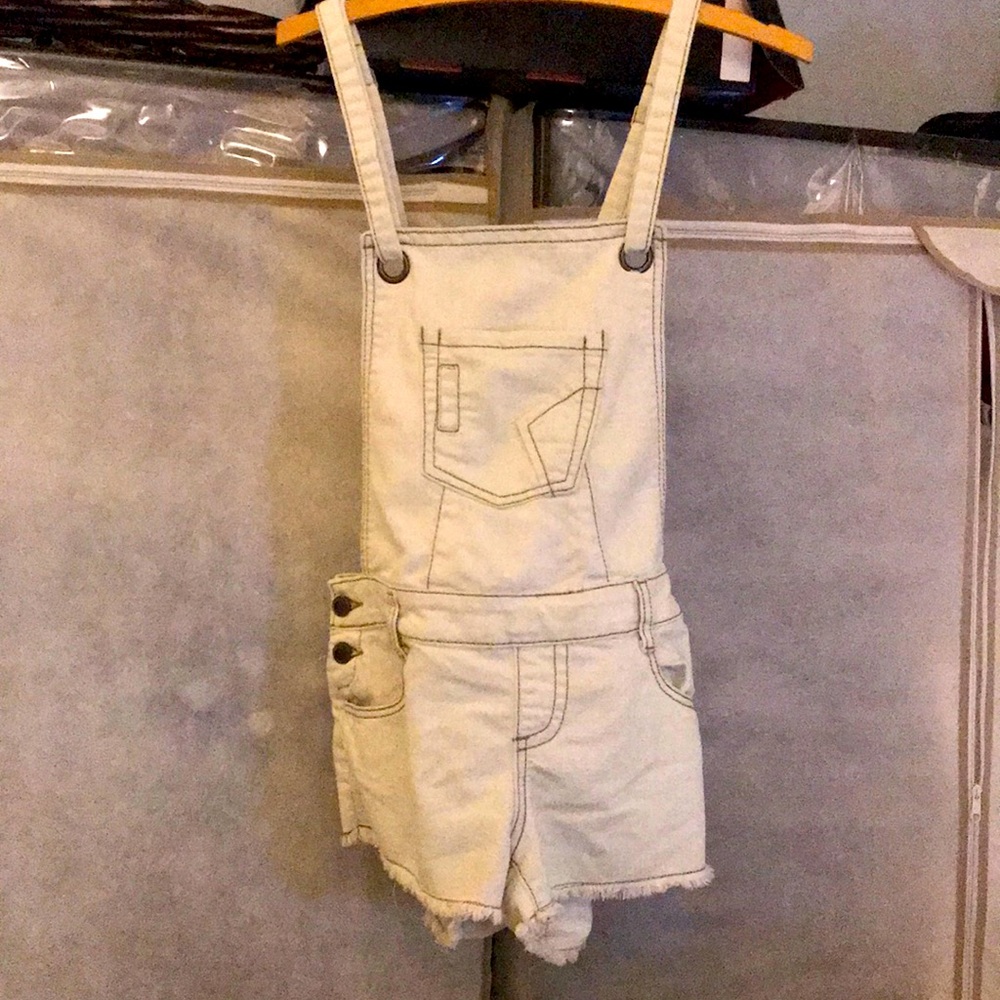 Hot Kiss size 9 overall shorts